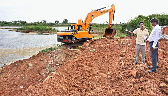 Corporation Commissioner N. Ravichandran inspecting the deepening of the Sathanur Sengulam near K. K. Nagar on Thursday.