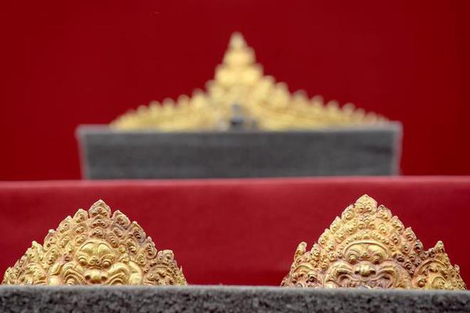 A set of looted Angkorian-era gold jewellery returned to Cambodia. Image: AFP