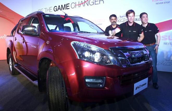 Elected to bat: Isuzu Motors has picked former South African cricketer Jonty Rhodes to endorse the V-Cross.