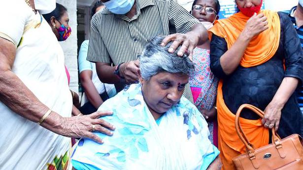 Kerala Assembly Elections | Denied ticket, Mahila Congress chief tonsures head