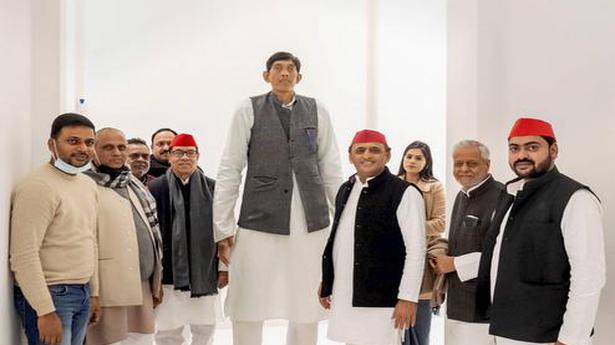 'India's tallest man' joins SP, hopes to dwarf opponents