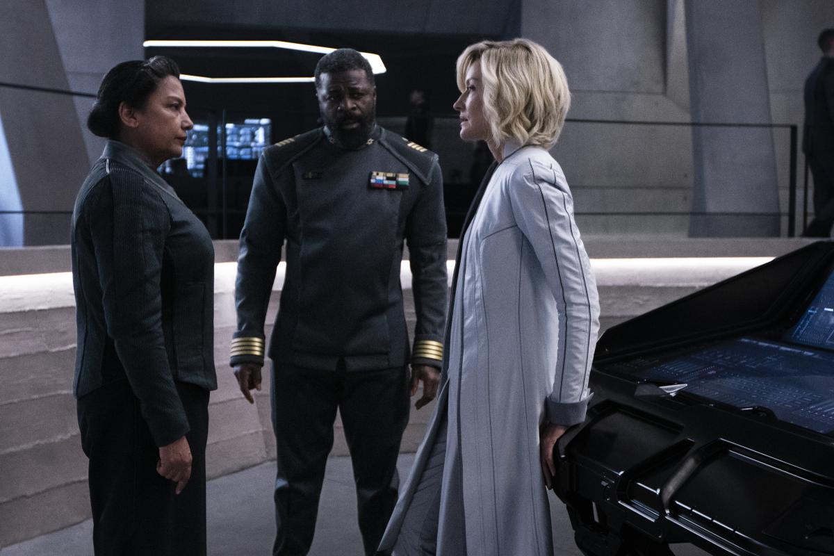 Shabana Azmi as Admiral Parangosky, Danny Sapani as Captain Jacob Keyes, and Natascha McElhone as Dr. Catherine Halsey in ‘Halo’ episode 1