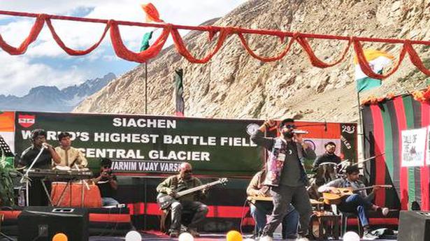 Prakash Sontakke and band serenade soldiers in Siachen