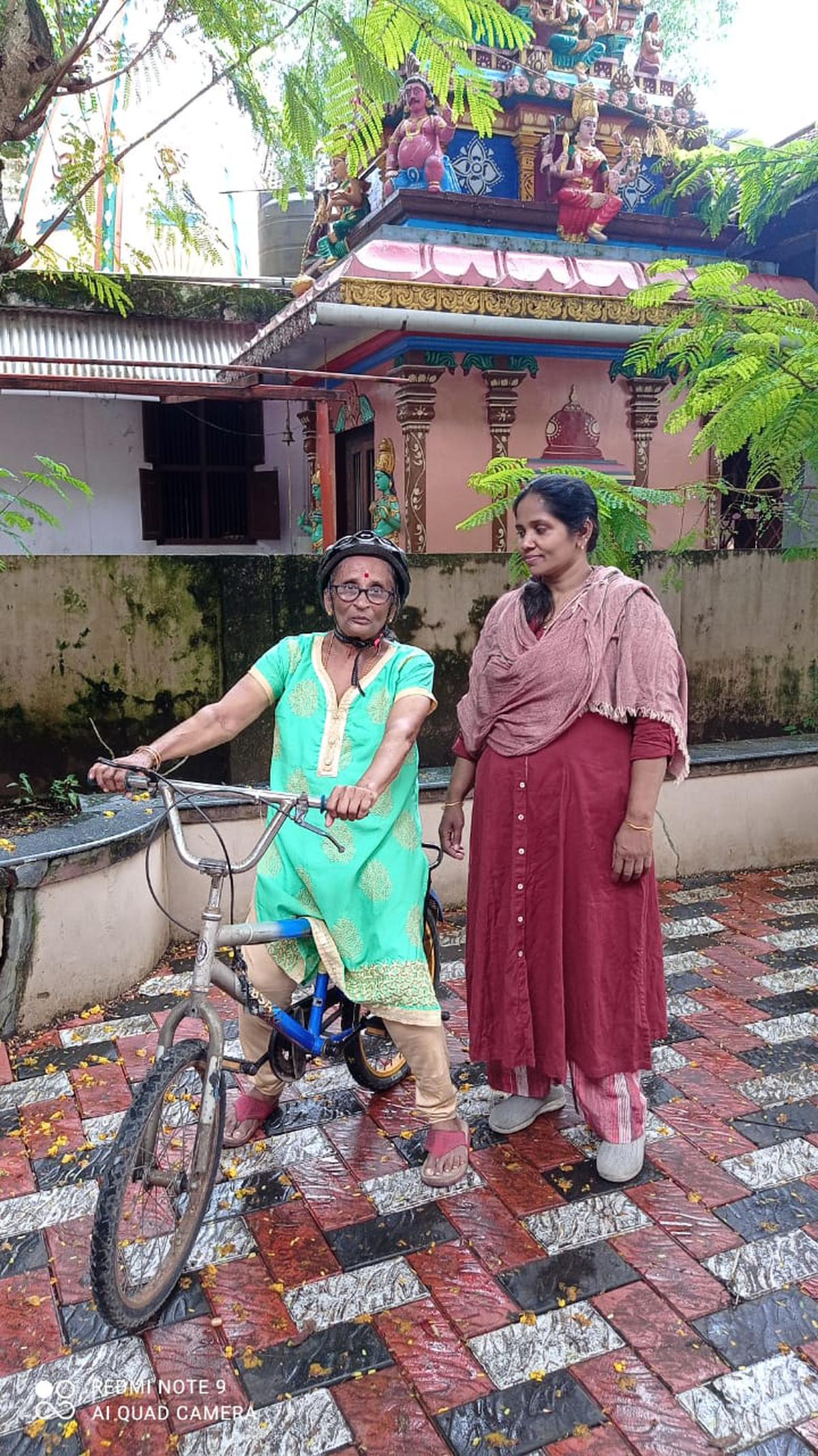 Zeenath Shihab teaches 65-year-old Kusum Parikh to cycle 