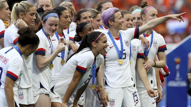Les équipes américaines de football masculin et féminin concluent un accord sur l’égalité salariale