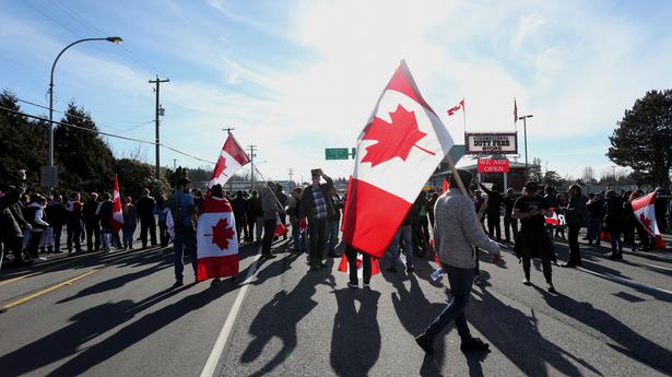 Photo of Un important passage frontalier entre les États-Unis et le Canada rouvre après les manifestations de COVID