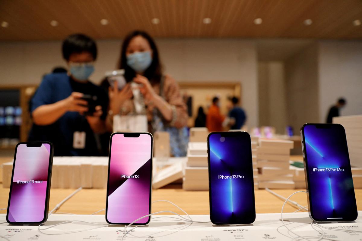 Apple Will Keep IPhone Production Flat