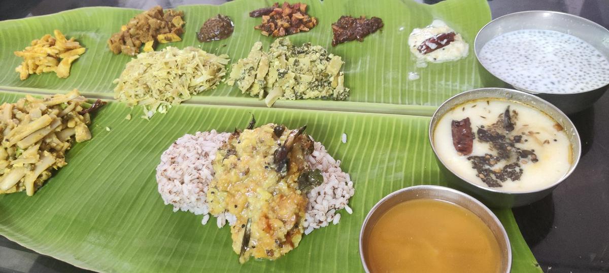 Een sadya spread met gerechten gemaakt met verschillende delen jackfruit