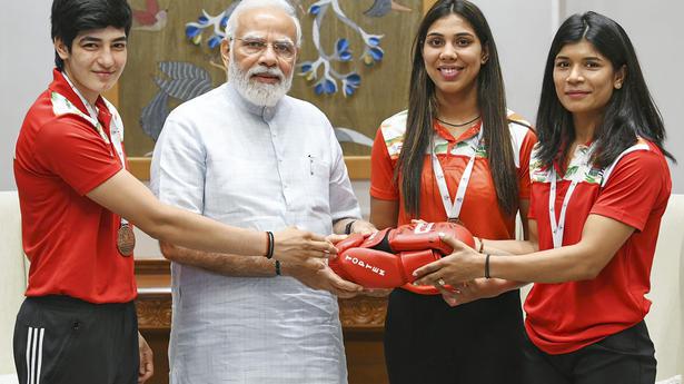 Le PM Modi rencontre le champion du monde de boxe Nikhat Zareen, les médaillés de bronze Manisha Moun et Parveen Hooda