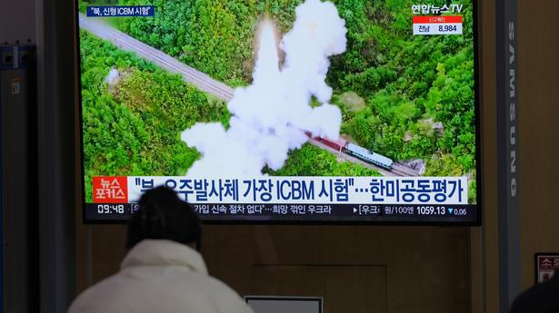 북한은 정찰위성을 우주에 두기 위해 큰 미사일을 발사할지도 모른다