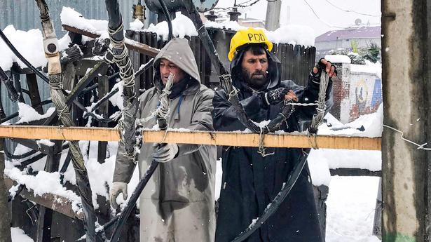 Snowfall hits power supply, surface and air traffic in Kashmir
