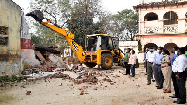 Corporation pulls down buildings on land retrieved by it