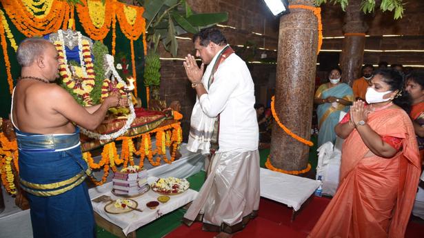 Botcha offers prayers on Ugadi at temple in Vizianagaram