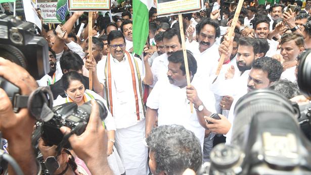 Alagiri leads TNCC protest near ED office