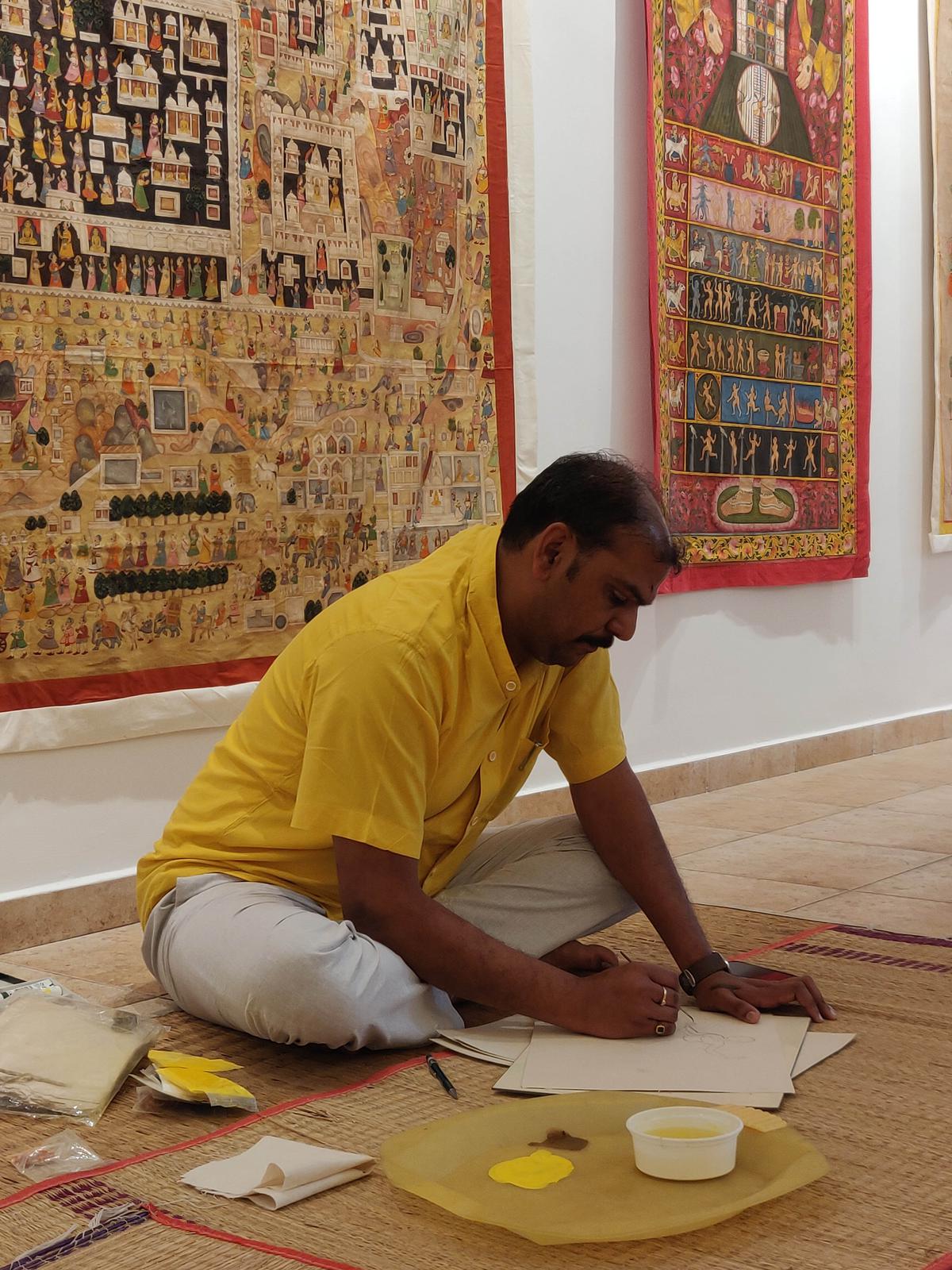 Yugdeepak Soni in de Pichwai-workshop