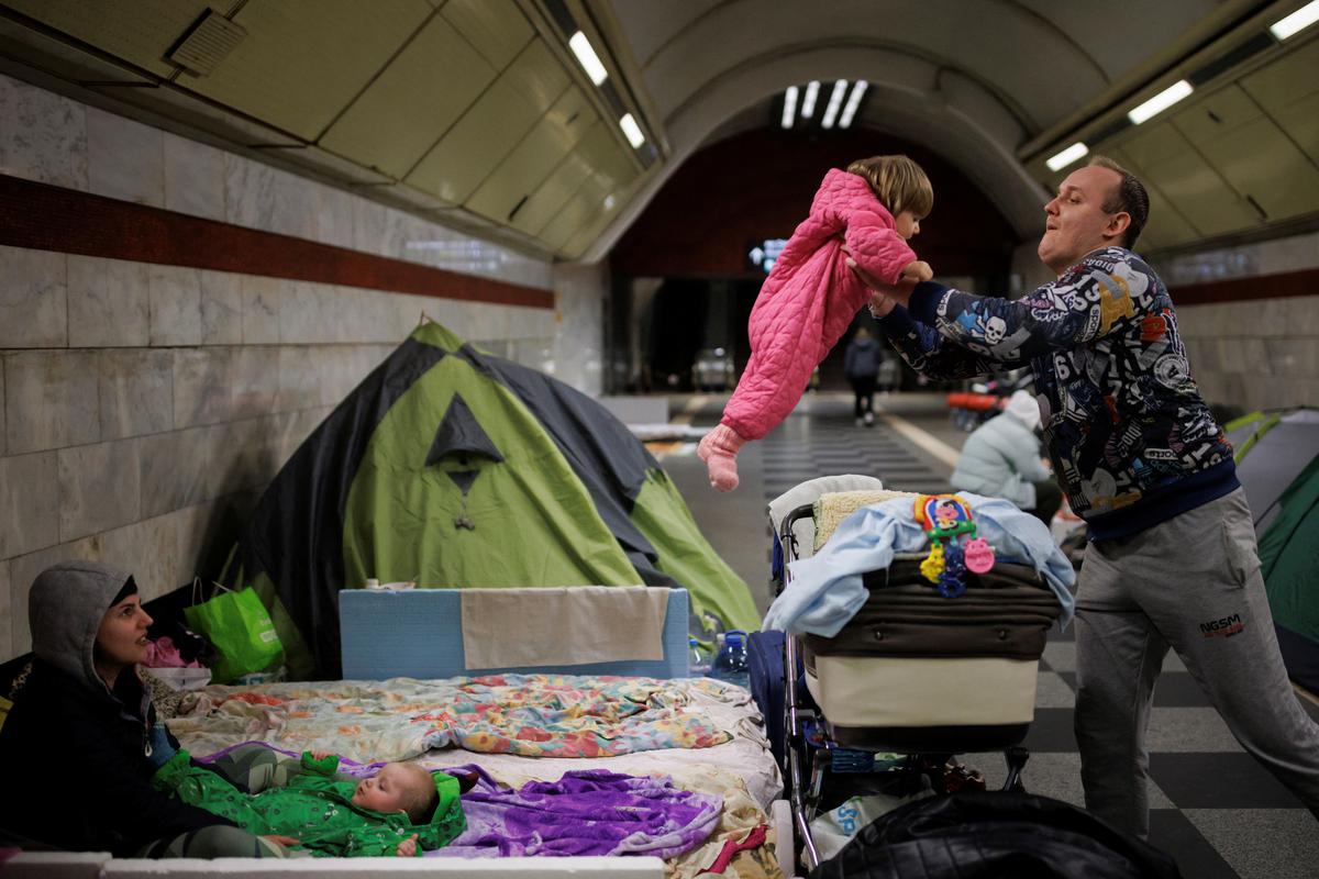 18 मार्च, 2022 को कीव, यूक्रेन में, यूक्रेन पर रूस के हमले के जारी रहने के कारण, एक मेट्रो स्टेशन में उनके सोने की जगह पर एक परिवार जिसे बम आश्रय के रूप में इस्तेमाल किया जा रहा है। 