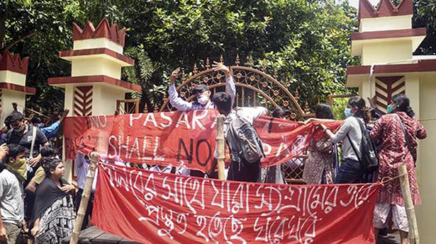 Security tightened in Visva-Bharati as students clash over mode of exams
