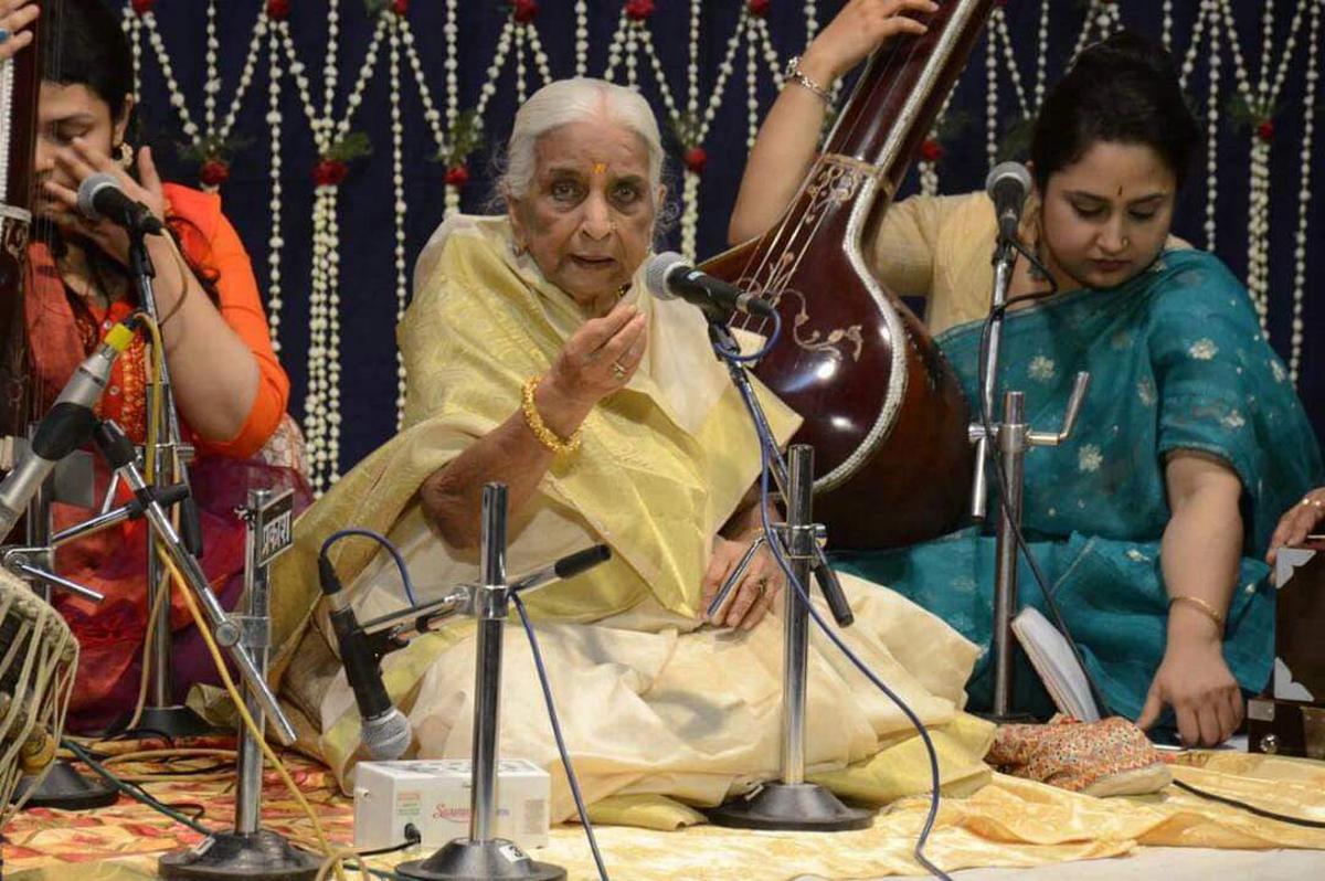 Girija Devi performing at Sankat Mochan festival