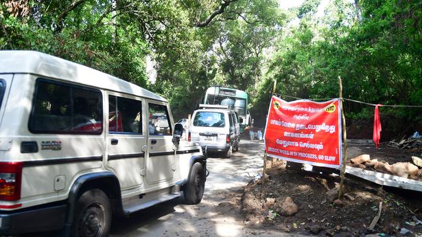 Tourists for expedition of Kodaikanal ghat road works