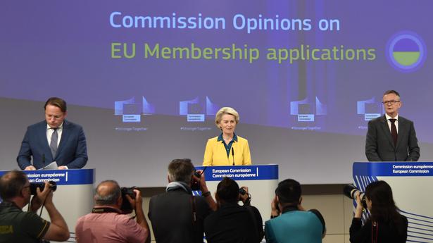 EU Commission backs candidate status for Ukraine