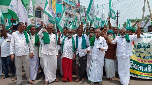 Farmers take out rally in Hogenakkal against Mekedatu project
