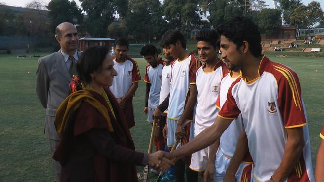 Bani Singh with the players of Government College Lahore 