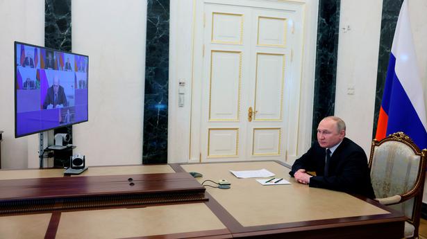 Putin, Scholz hold talks over phone