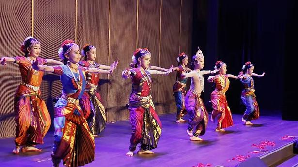 中国歌迷向传奇印度古典舞者张军致敬