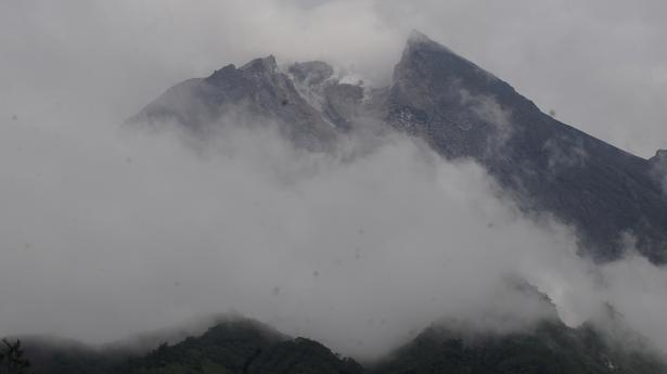 Lava mengalir saat Gunung Merapi di Indonesia terus meletus