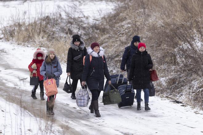 Những người tị nạn tìm đường đến cửa khẩu Krakovets với Ba Lan vào ngày 9 tháng 3 năm 2022 ở Krakovets, Ukraine.  Hơn một triệu người đã chạy khỏi Ukraine sau cuộc tấn công quy mô lớn của Nga vào đất nước này, với hàng trăm nghìn người Ukraine đi qua Lviv trên đường đến Ba Lan.