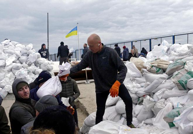 Volunteers fill sandbags to build barricades during Ukraine-Russia conflict, in the city of Odessa, Ukraine on March 6, 2022. 