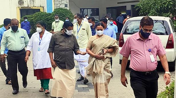 Veena inspects facilities at IID, Chest Diseases Hospital