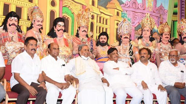 Siddaramaiah watches play staged by advocates