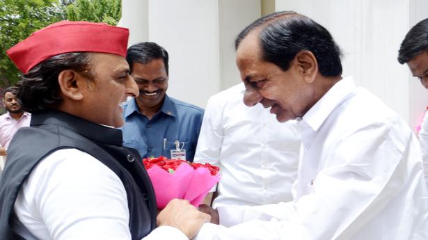 KCR meets Akhilesh for lunch with presidential election on menu