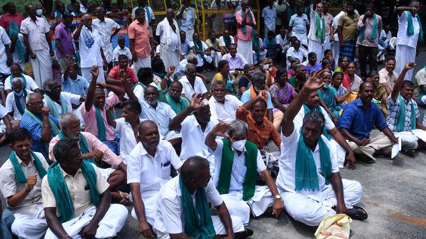 Farmers stage dharna for crop insurance benefits