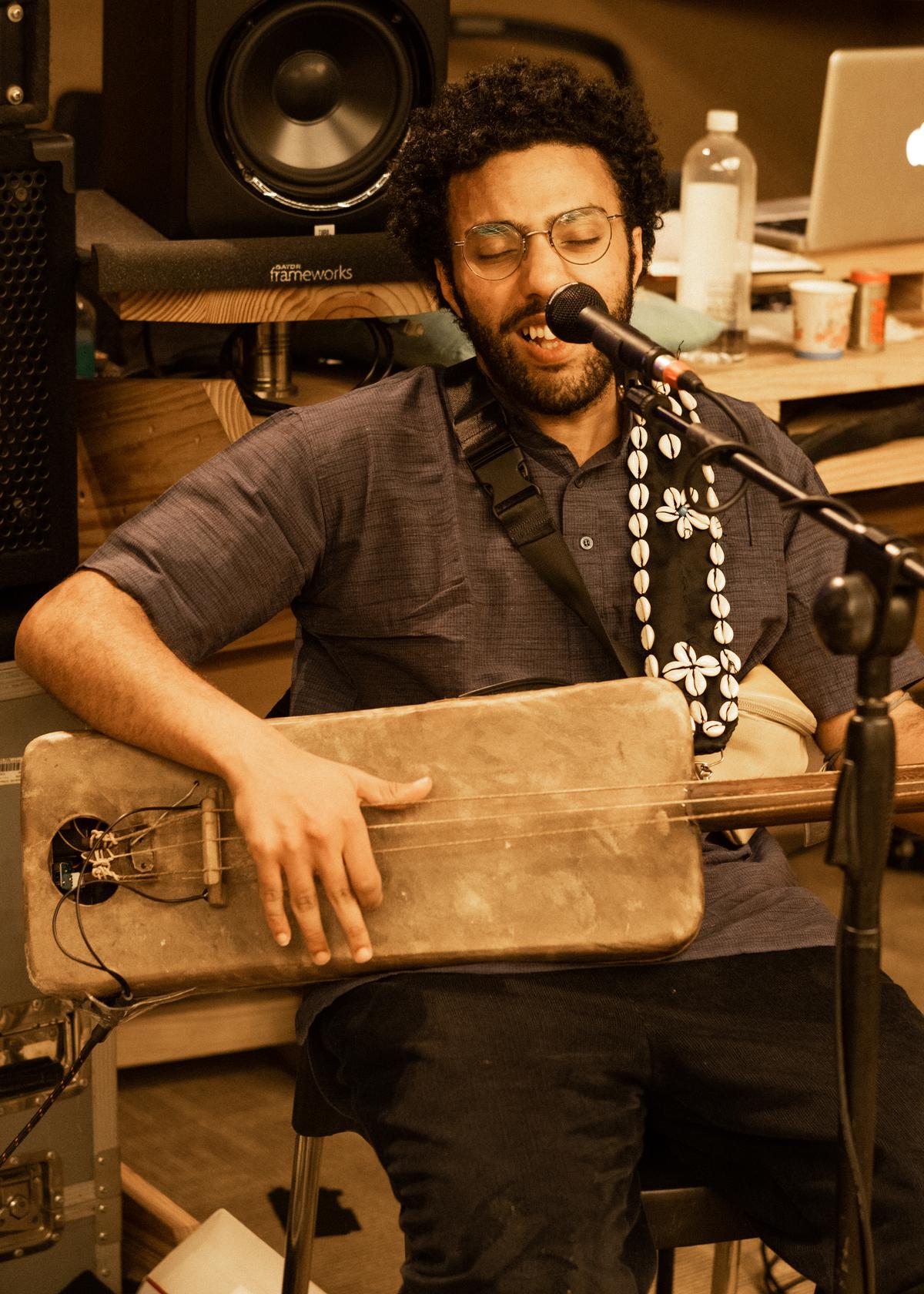 Mohcine Ramdan playing the gembri