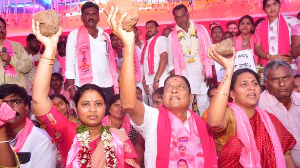 TRS holds day-long protest in Bayyaram for steel factory