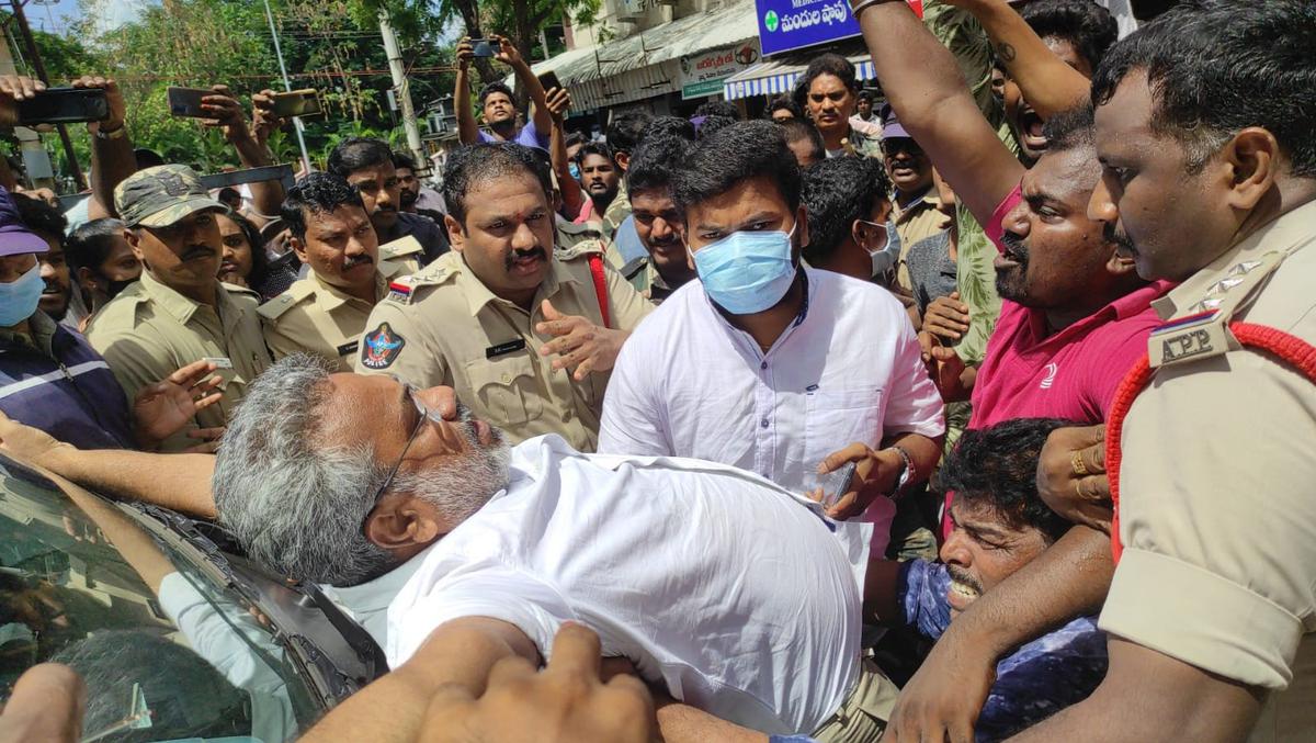 Andhra Pradesh: MLC 'dumps' body of his former driver at his residence in Kakinada, leaves - The Hindu