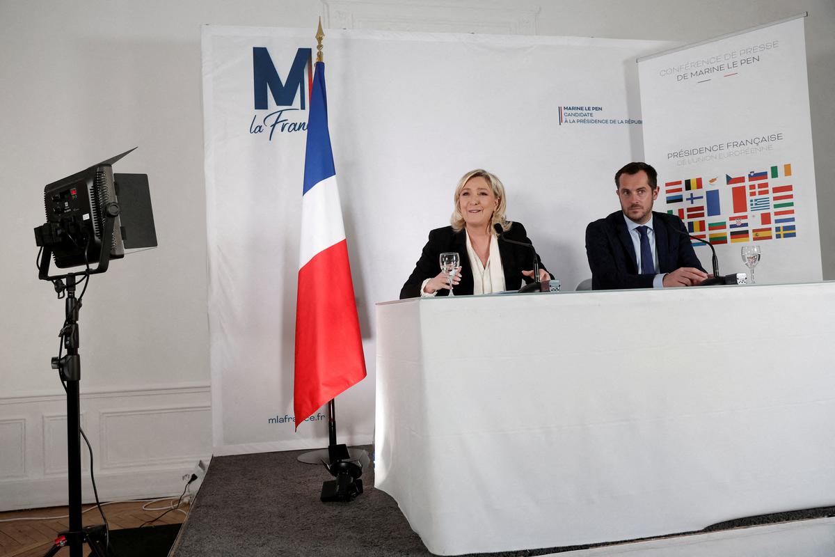 Marine Le Pen, leader du parti d'extrême droite français Rassemblement national et candidate aux élections présidentielles françaises de 2022 lors d'une conférence de presse.