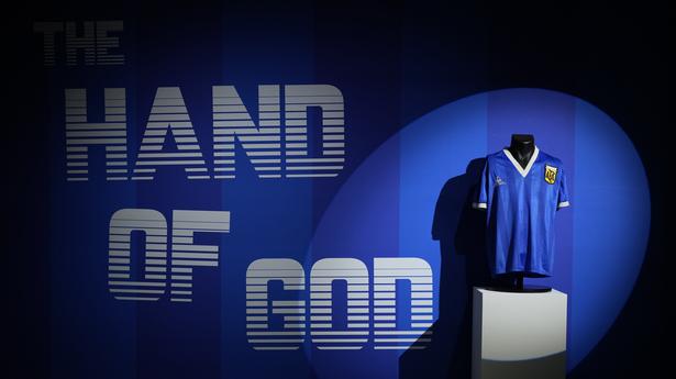 Le maillot de football « Hand of God » de Maradona établit un record d’enchères au Royaume-Uni