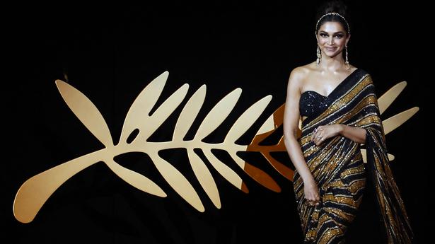 Cannes 2022 : Deepika Padukone foule le tapis rouge en sari Sabyasachi