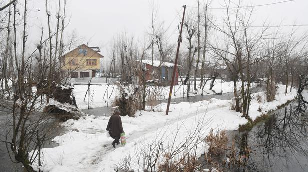 24 hours on, 6 missing remain untraced after snowfall in south Kashmir