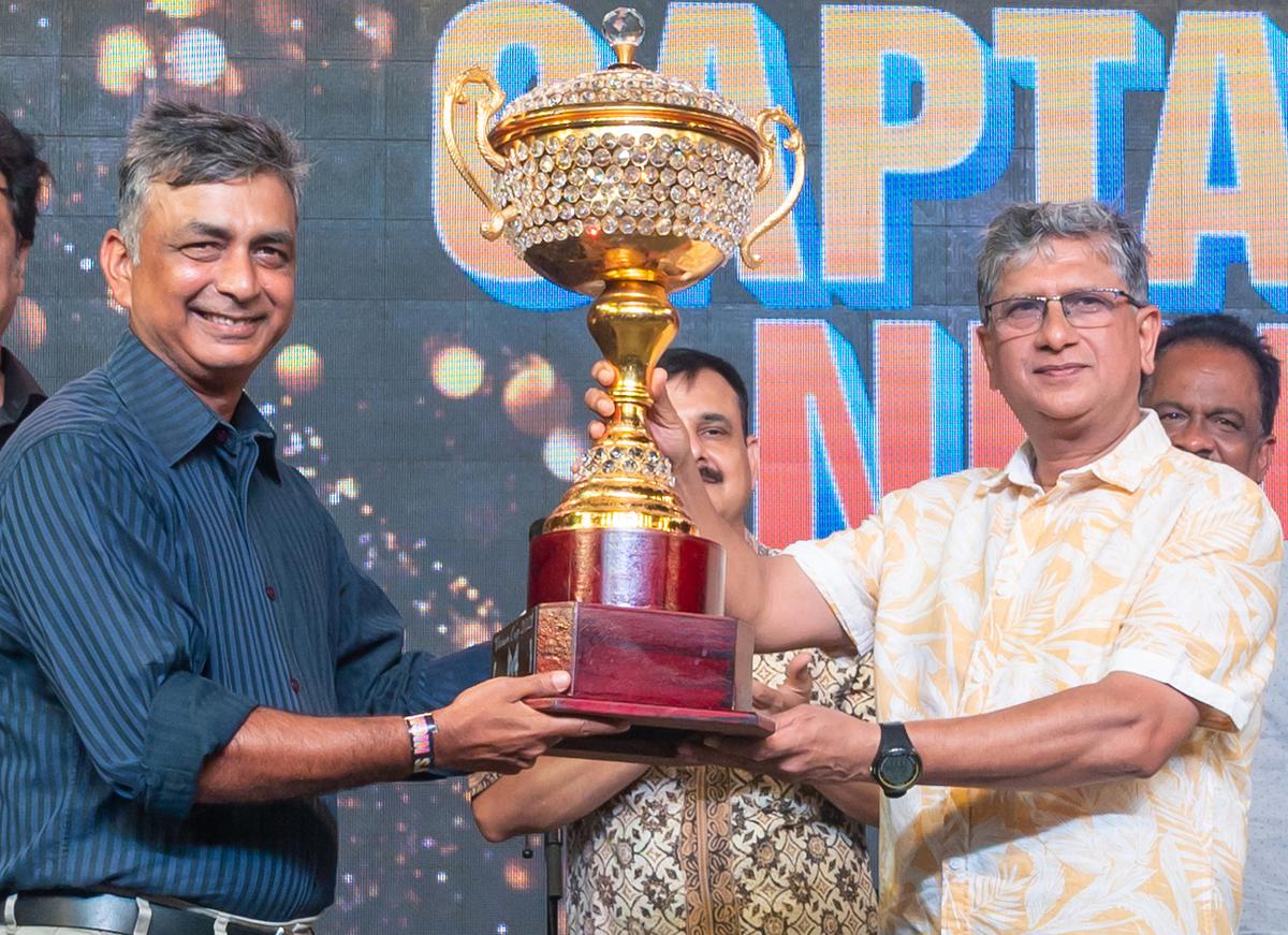 Vlagofficier opperbevelhebber van Eastern Naval Command, vice-admiraal Biswajit Dasgupta reikt de prijzen uit aan de winnaars van Captains Cup Golf Tournament tijdens Captain's Night op East Point Golf Club 