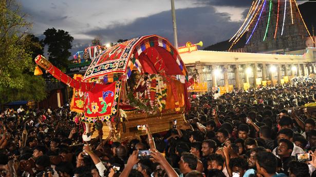 Lord Kallazhagar embarks on his journey to Madurai