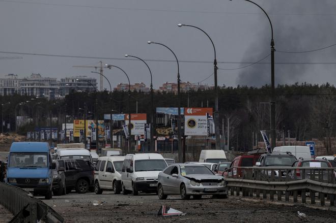 परित्यक्त कारों को एक सड़क पर चित्रित किया जाता है क्योंकि स्थानीय निवासियों को इरपिन शहर से निकाला जाता है, स्थानीय लोगों द्वारा उपयोग किए जाने वाले एकमात्र बचने के मार्ग पर भारी गोलाबारी के बाद, जबकि रूसी सैनिक राजधानी की ओर बढ़ते हैं, इरपिन में, कीव, यूक्रेन के पास, 7 मार्च को। 2022. 