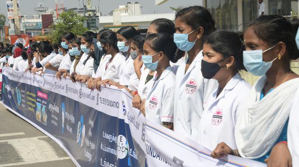 Human chain formed to create awareness on glaucoma in Erode