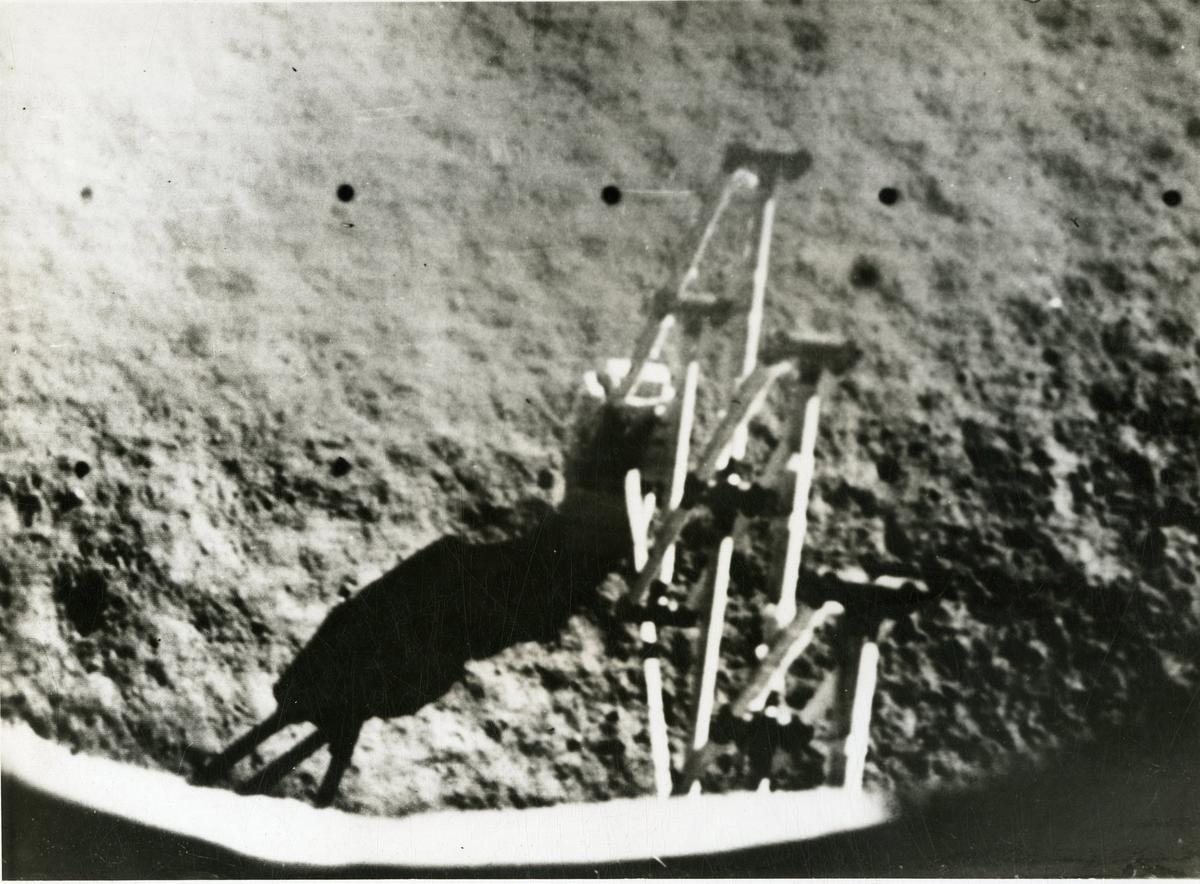El muestreador de superficie Surveyor 3 se extiende para comenzar a perforar el suelo lunar.   