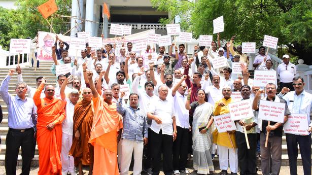 Karnataka textbook revision row | Lingayats warn of statewide agitation