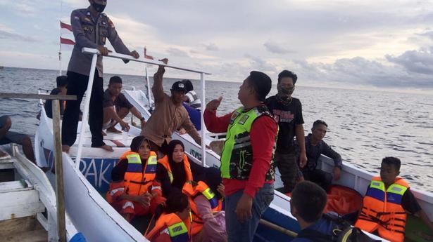 Tim penyelamat telah menemukan 10 orang lagi di atas kapal yang terbalik di Indonesia