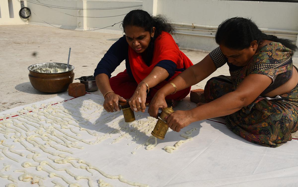 TAMIL NADU, CHENNAI 30-3-2022--- FOR METRO PLUS:
Preparing Vathal in Chennai. Photo: Srinivasan KV/The Hindu